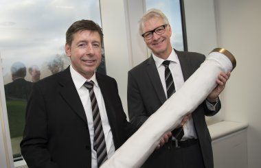 Left: Thomas Schulz, CEO in FLSmidth and right Bjerne S. Clausen. Left: Thomas Schulz, CEO in FLSmidth and right Bjerne S. Clausen.
