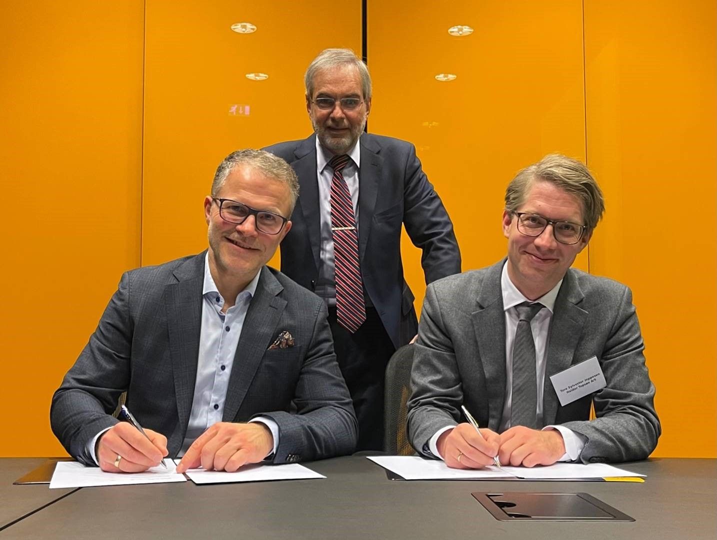 Siggi Ólason, CEO at Green Fuel, and Tore Sylvester Jeppesen, Senior Vice President at Topsoe, signs the MoU.